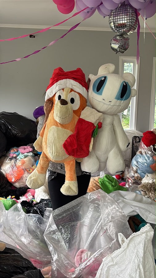 Peluches gigantes de Bluey navideño y un dragón blanco en la bodega de XOXO Peluchín