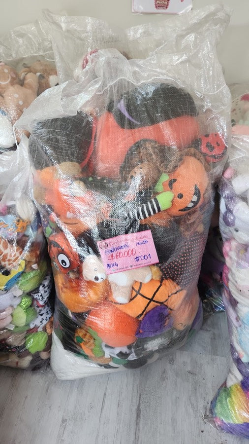 Fardo Halloween mixto con calabazas y peluches naranjos, etiqueta de $60.000 y 10 kg