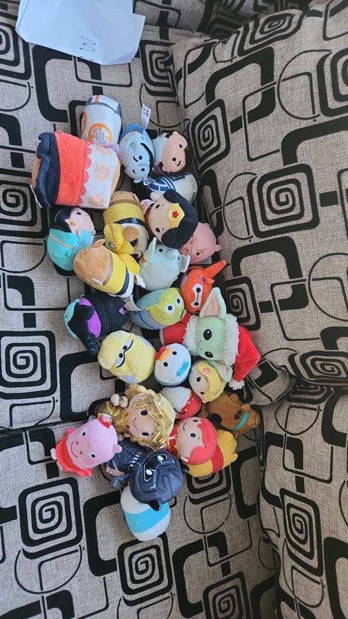 Peluches mini de personajes Disney y Star Wars sobre un sillón